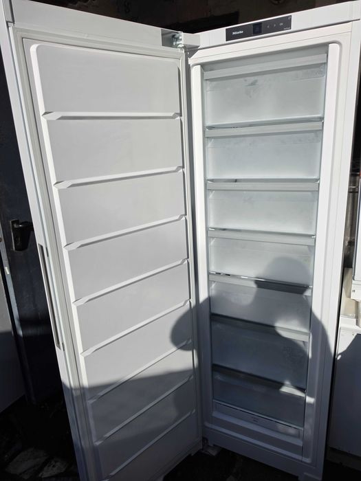 Congelador de instalação livre Miele modelo FNS4382d Branco