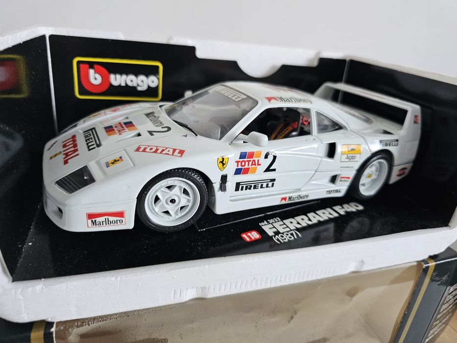 Ferrari f40 z 1987 roku bburago 1/18 wersja sportowa biała perła