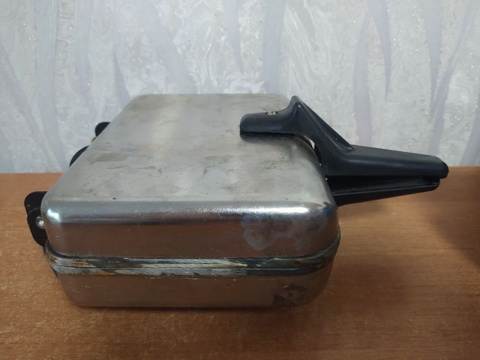 Электровафельница ласунка.