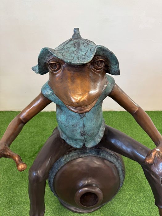 Żaba Na Beczce - Fontanna Z Brązu