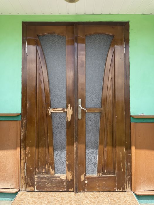 Вхідні двері разом з скринею