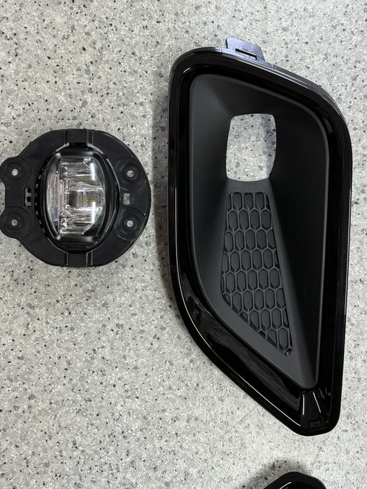 Накладка Jeep Cerokee черный глянец противотуманки Jeep Cherokee 2019+