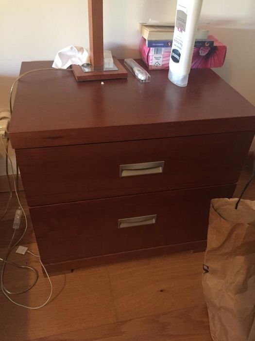 Conjunto de duas camas de solteiro com cabeceira e mesa