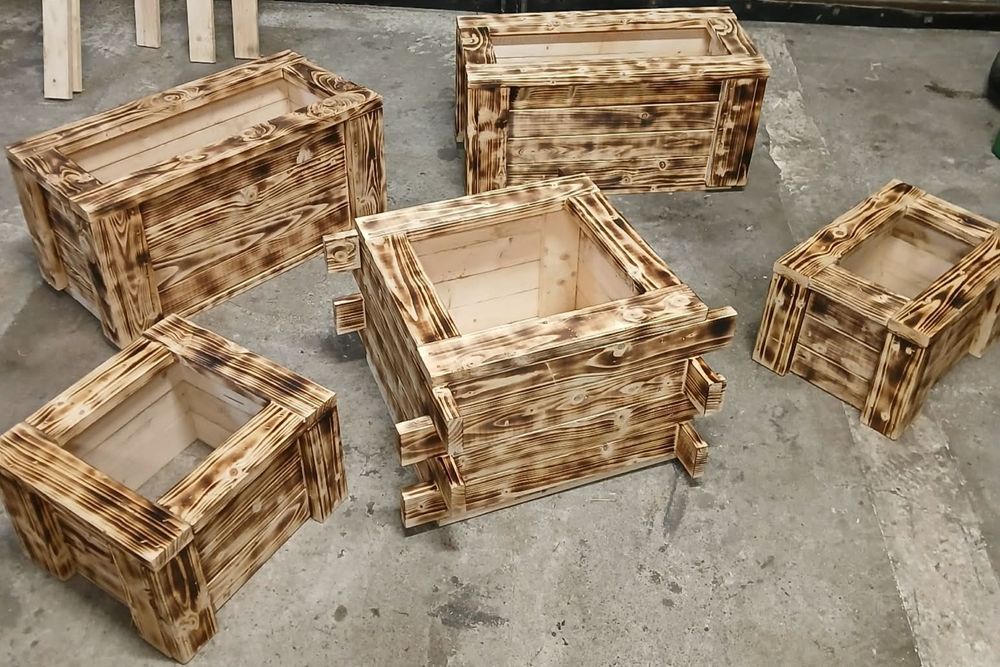 piekne skrzynki drewniane na kwiaty