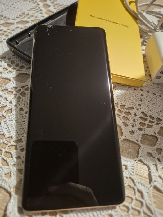 Realme 11 pro 5g . Pęknięta szybka na górze ekranu