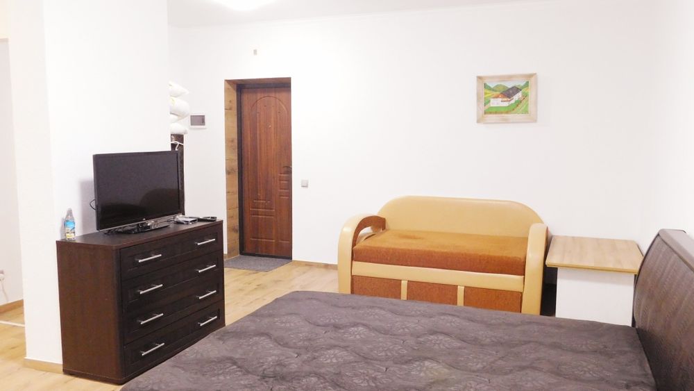 подобово нова квартира в центрі міста,поруч військової частини.