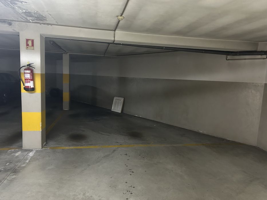 Lugar de Garagem para arrendamento (Externato das Escravas)