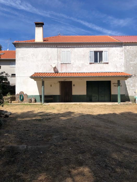 Moradia V6 com terreno para exploração