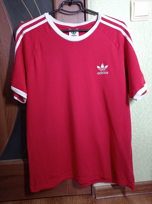 Футболка Adidas.