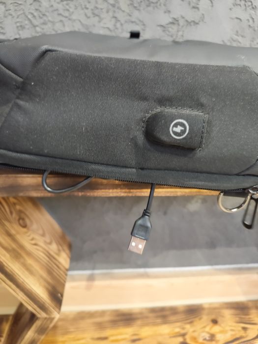 Plecak na jedno ramię z wbudowanym portem USB