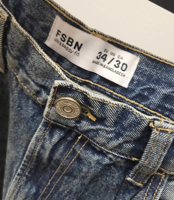 Ultra Baggy Jeans.