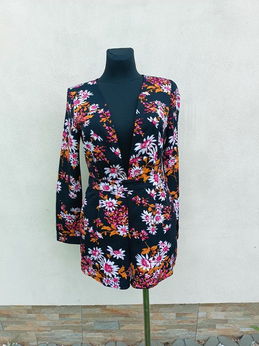 Elegancki krótki kombinezon dekolt M