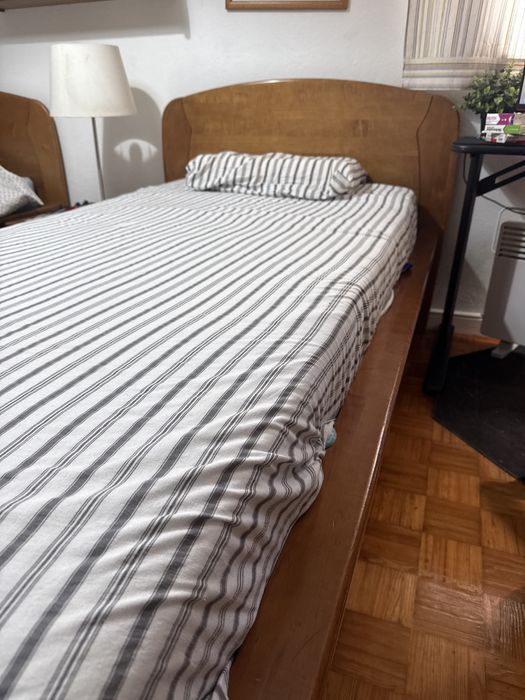 Duas camas de solteiros + 2 moveis