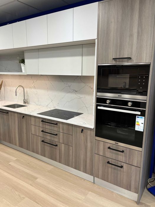 Cozinha de exposição com tampos Silestone