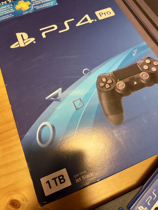 Playstation 4 Pro 1tb + 2 comandos