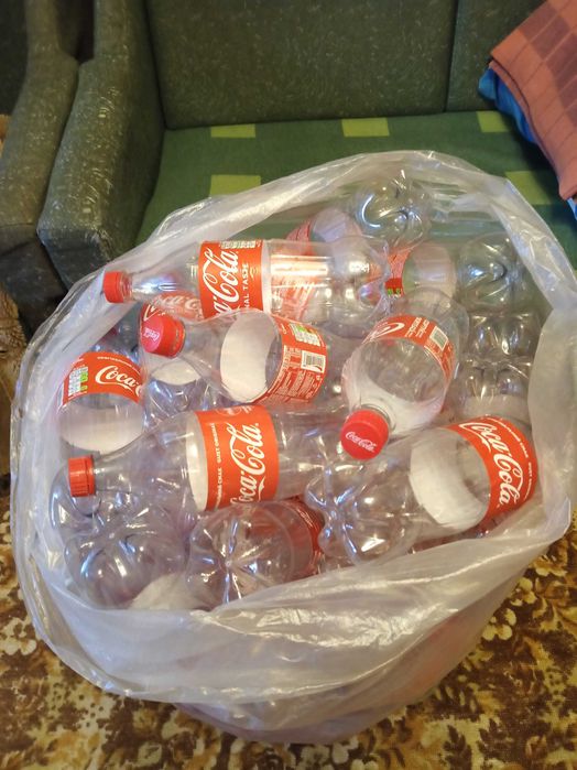 Продаються пластикові пляшки