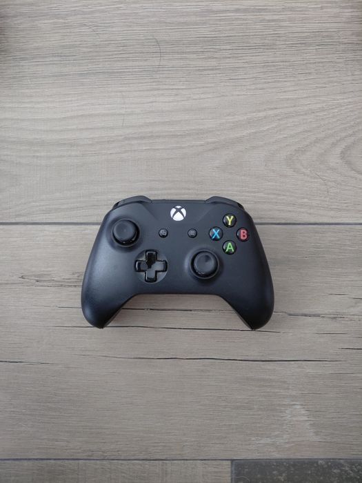 XBox One X com acessórios e conta com vários jogos