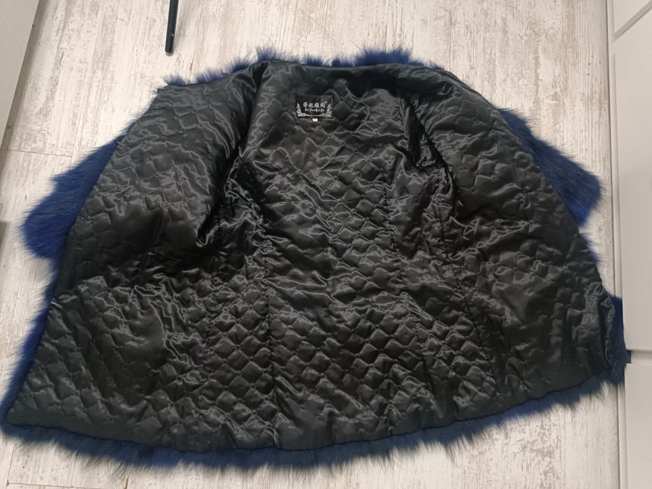 Granatowe futro z lisa