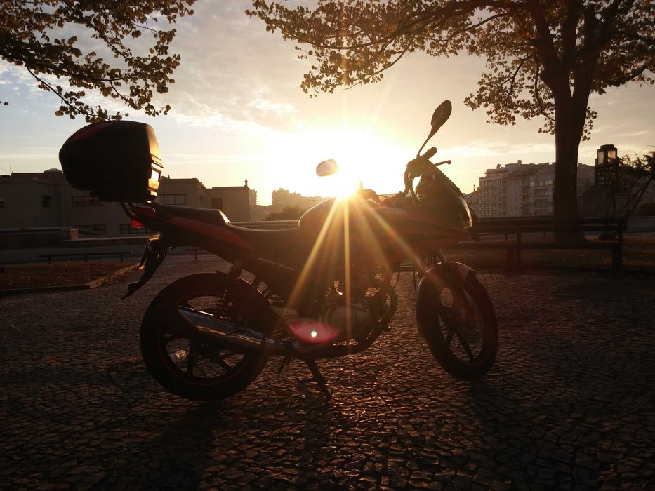 Honda CBF 125 Vermelha com Top Case - 2,35 L/100km