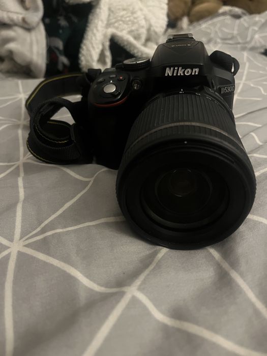 Aparat Nikon D5300 z obiektywem i torba, ladowarka