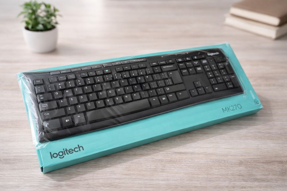 Нова бездротова клавіатура Logitech MK270, запакована