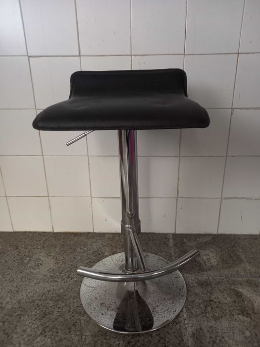 Vendo cadeiras e bancos