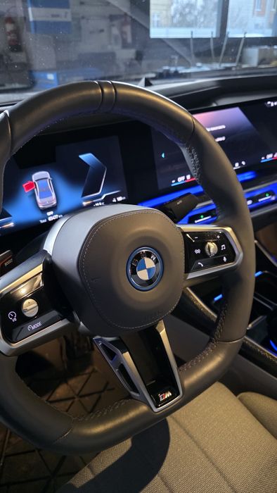 BMW i7 електромобіль