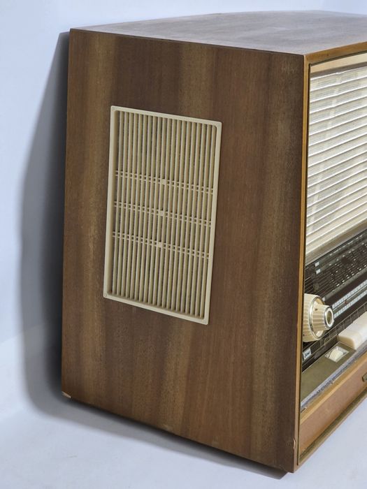 Rádio antigo reparado SABA