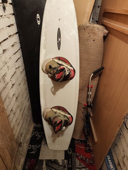 Deska wakeboard z wiązaniami