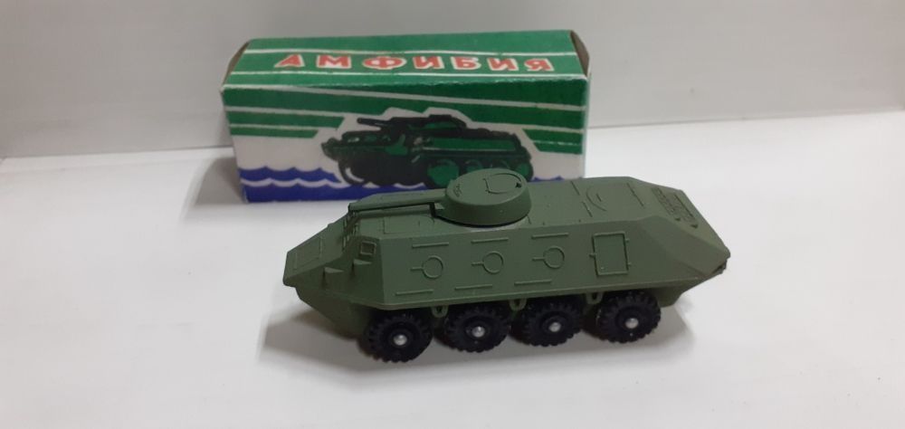 Іграшки боева техніка.