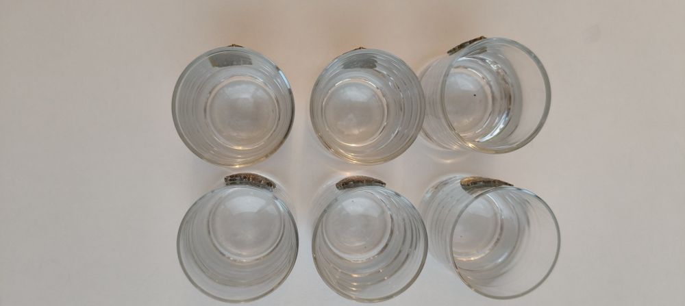 Conjunto de copos de vidro com brasão