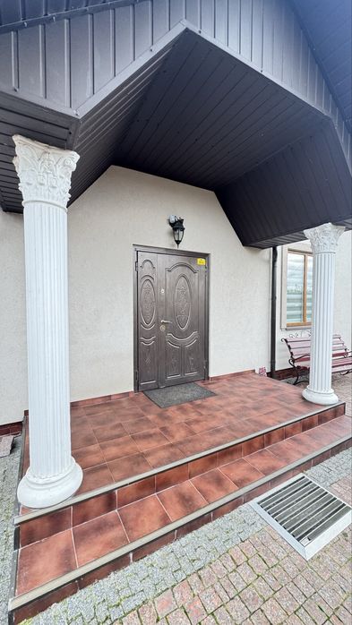 Продаж будинку з ремонтом на околиці міста