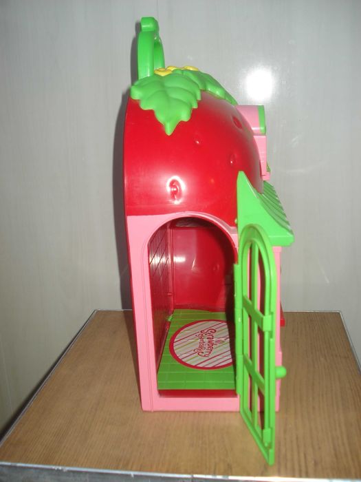 домик кукольный переносной  Disney Клубничка 33х26х13 см дверцы дворик