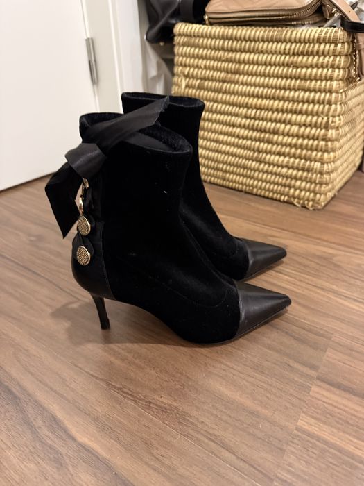 Botins pretos pele e veludo Marca Helsar