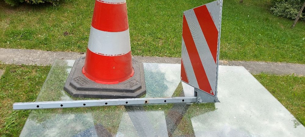 Tablica ostrzedawcza ładunku oraz pachołek