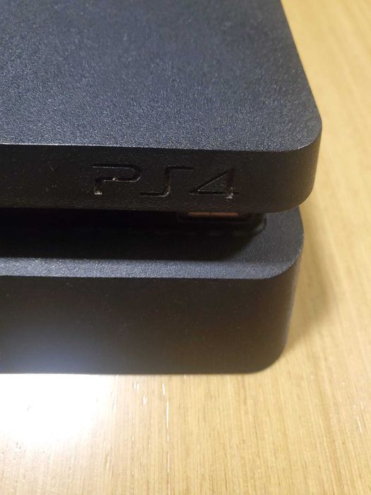 Playstation 4 com dois comandos