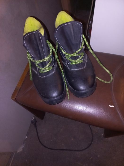 Buty robocze z noskami.