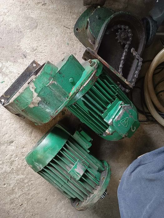 Dwa silniki elektryczne kołnieżowe plus przekładnia