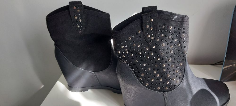 Black platform boots64286268705923122