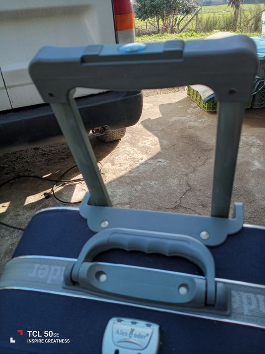 Mala de porão com código em bom estado com tudo a funcionar .