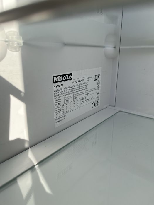 Холодильник Miele під забудову вмонтований холодильник з морозилкою