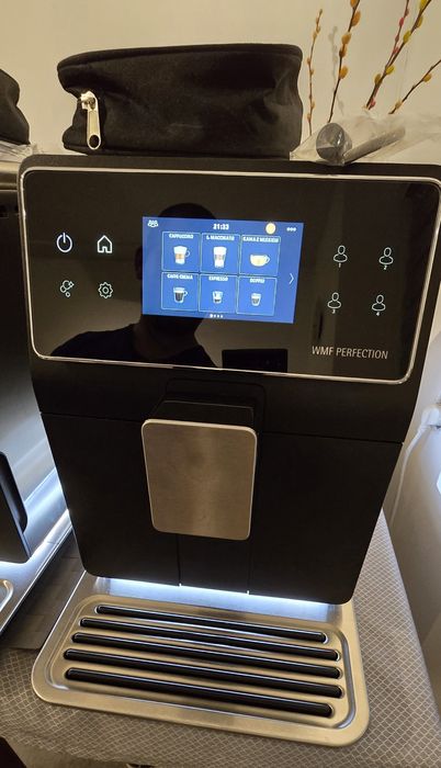 Ekspres WMF PERFECTION 890L
880L
Matowy, czarny front	TAK
Obud