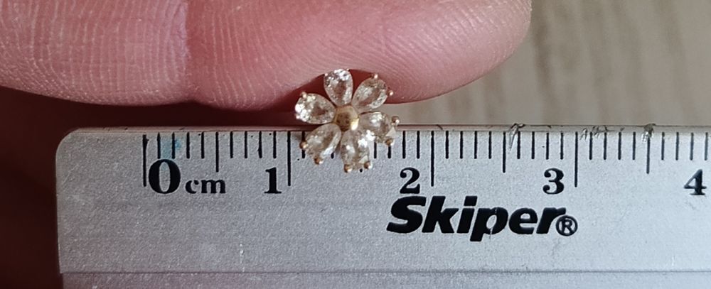 Золоті сережки пусети з камінням Swarovski, гвозді 585 проба.