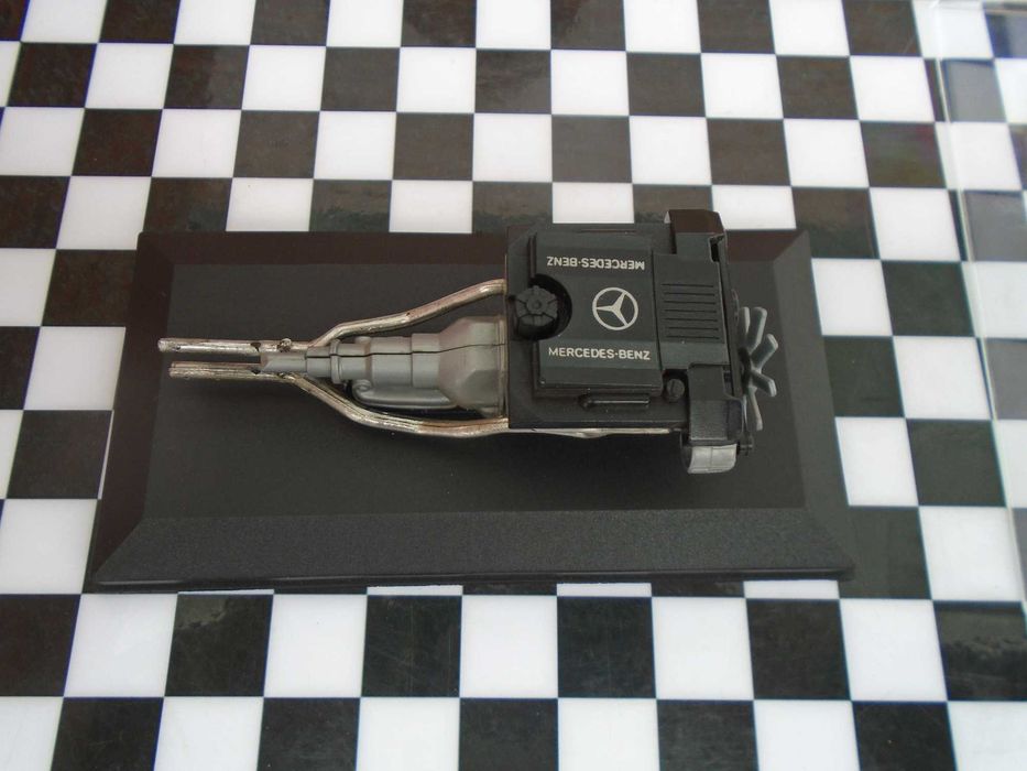 Mercedes 500 SL Silnik V8 1:18 Model