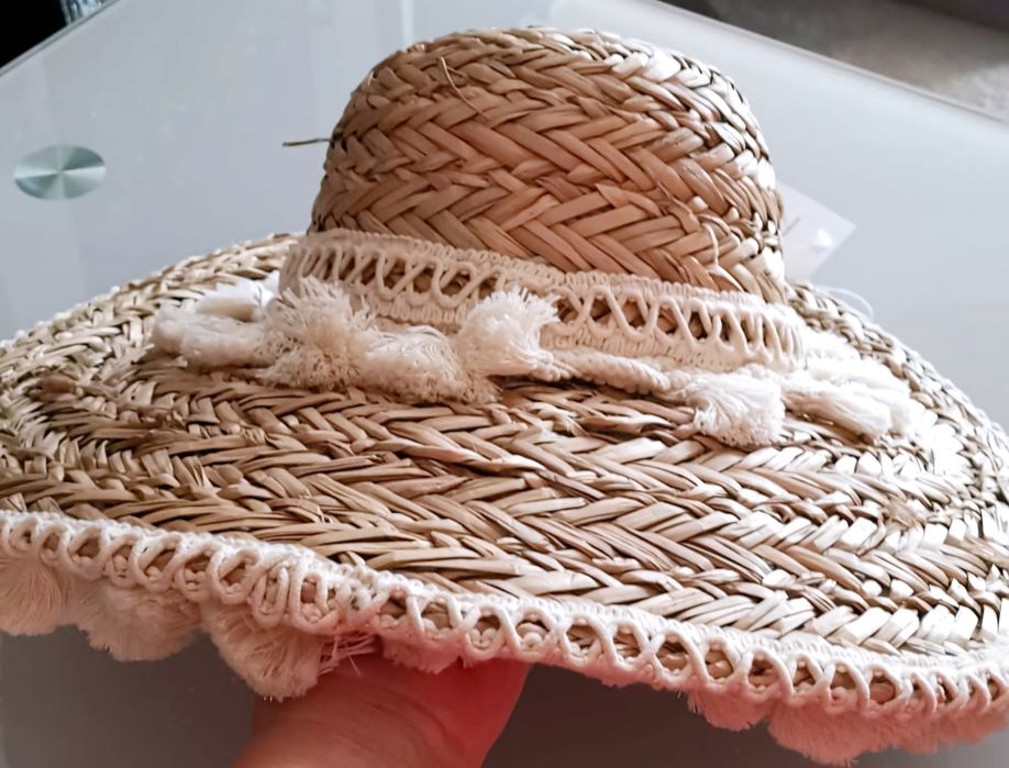 Nowy śliczny, stylowy, duży, beżowy kapelusz boho z chwostami