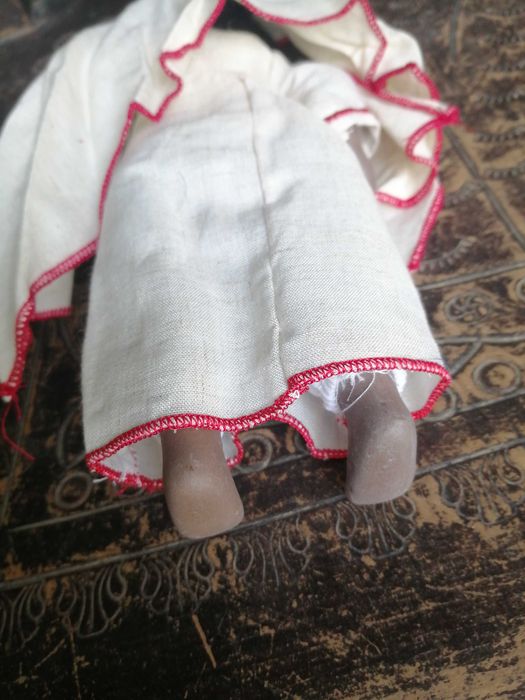boneca toda em porcelana , traje Etiópia, portes grátis
