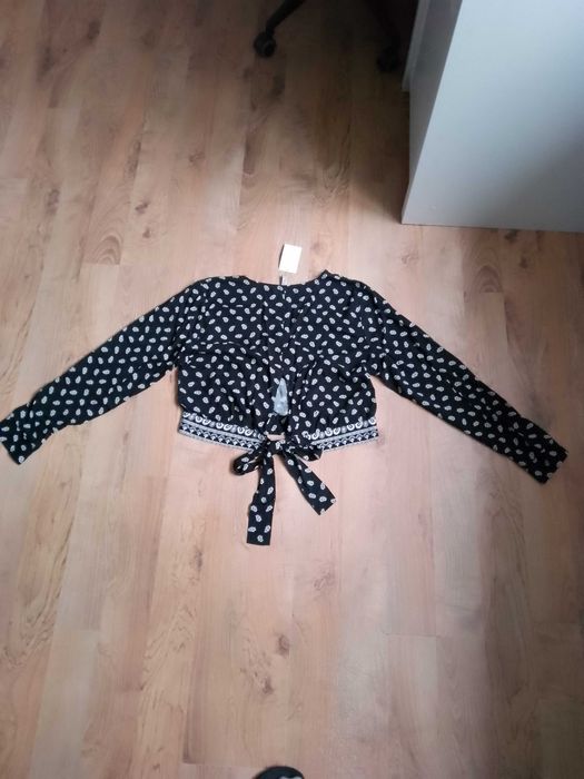 Bluzka dekolt kopertowy.