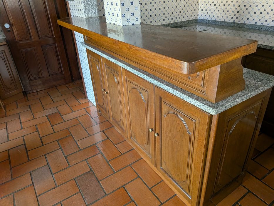 Armários e bancada em mármore para cozinha