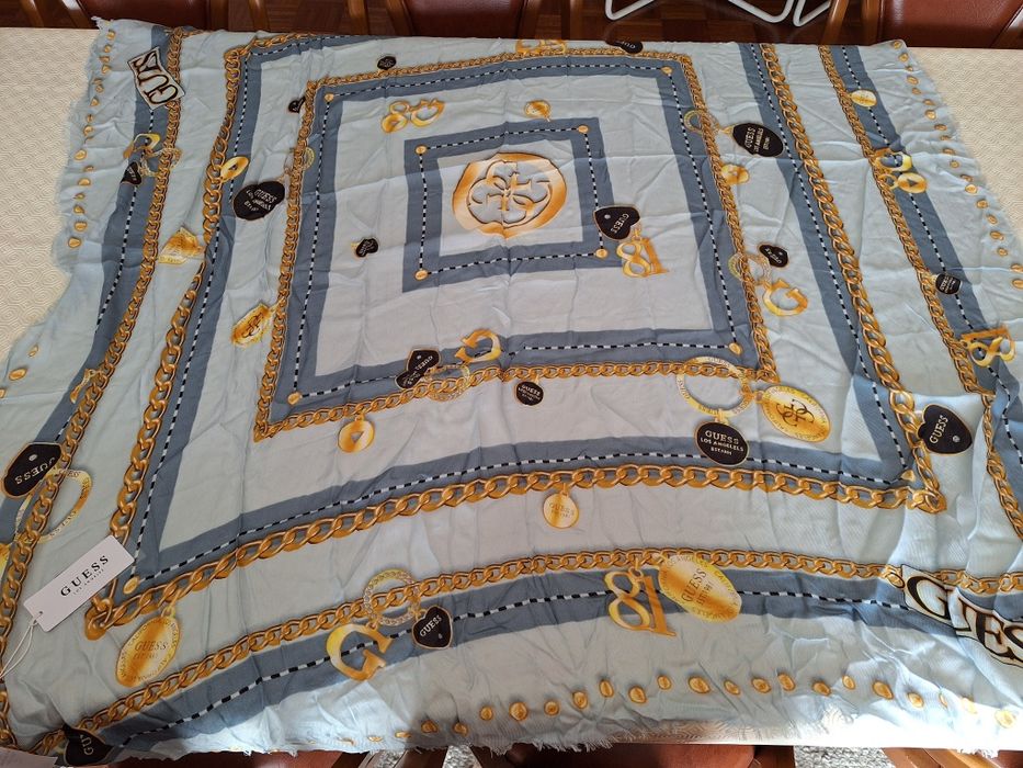 Guess: Mala preta + lenço tons azuis e dourados. Novo