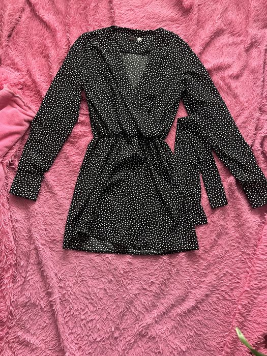 Коротка чорна сукня в горошок